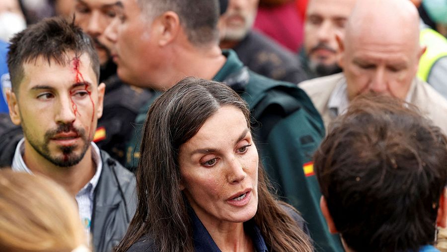 Corren A Pedradas Al Rey Felipe Y A La Reina Letizia En Valencia