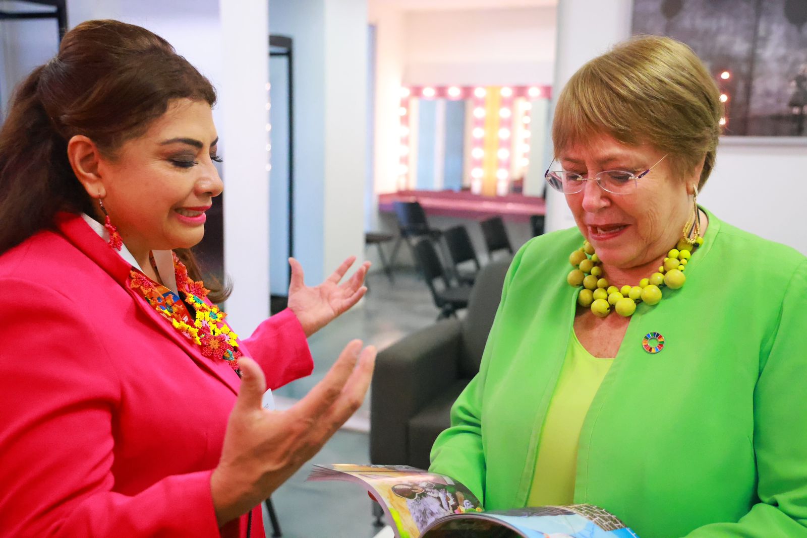 Brugada Molina con la expresidenta de Chile, Michelle Bachelet. Fuente: Cortesía