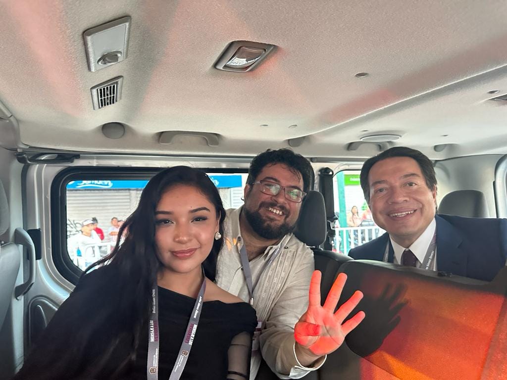 Isaac Montoya junto al dirigente de Morena, Mario Delgado. Fuente: Cortesía