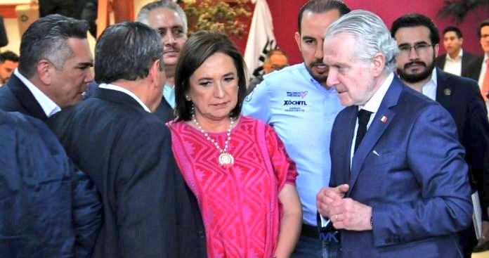 Xóchitl Gálvez junto a su equipo de campaña. Foto: Especial