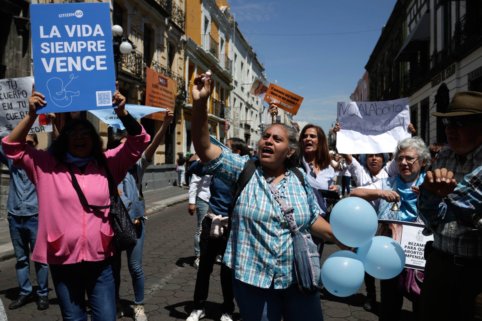 Grupos provida se manifestaron afuera del Congreso de Puebla. Fuente: Cuartoscuro