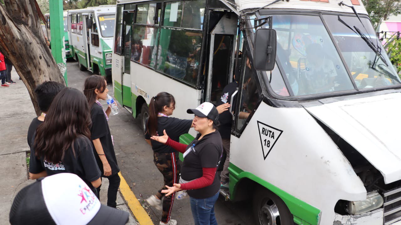 Niños de la GAM tomando transporte. Fuente: Especial