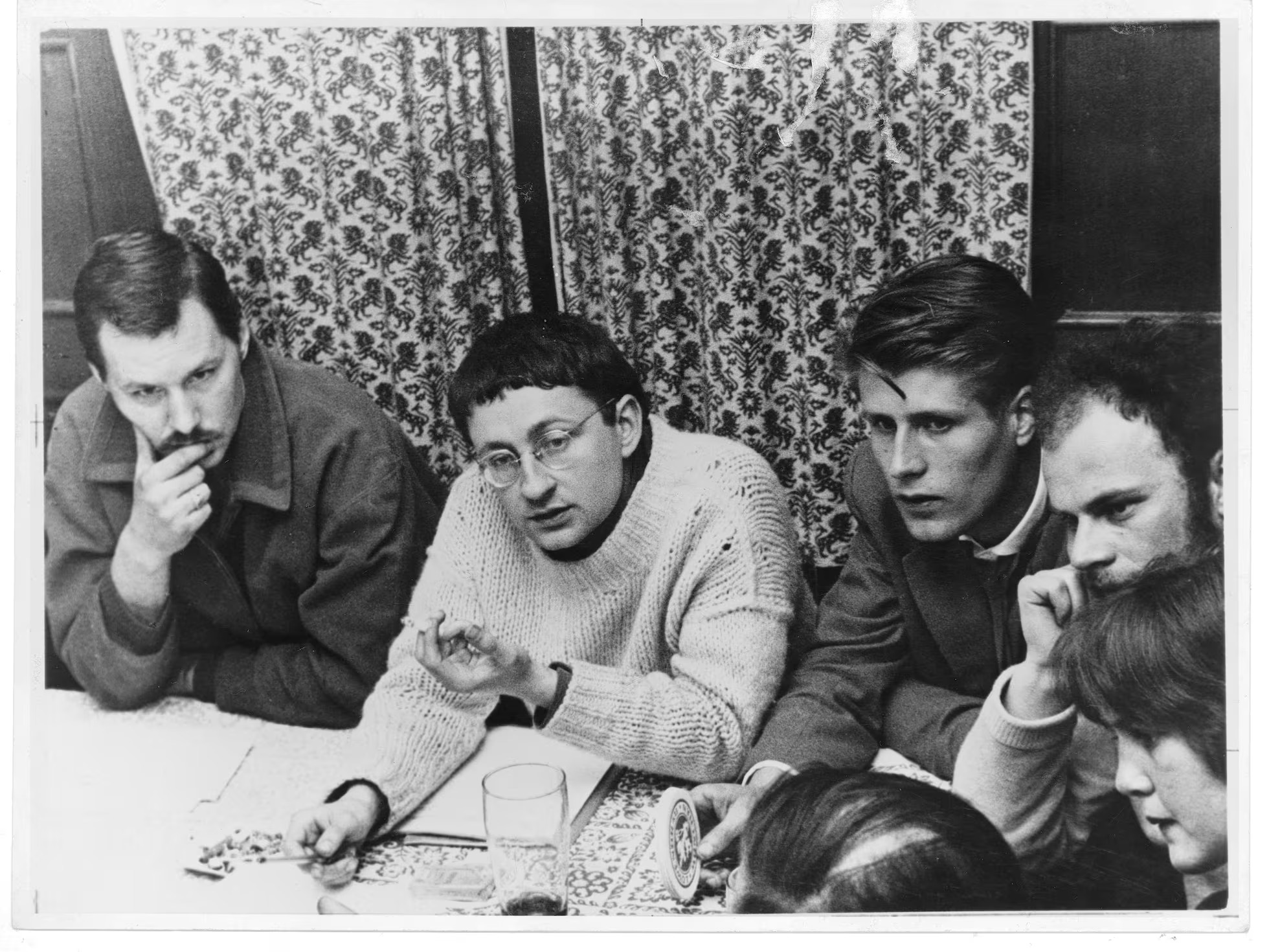 Guy Debord en 1959, junto a sus camaradas de la Internacional Situacionista. Fuente: Especial