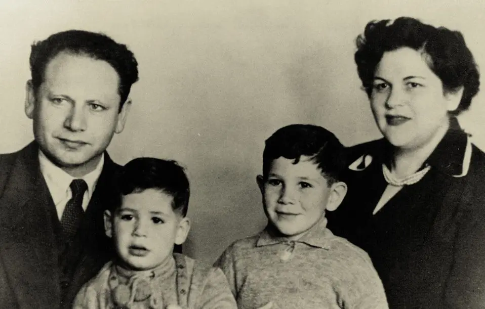 Benzion Netanyahu con sus hijos Benjamin y Jonathan y con su esposa Zila.