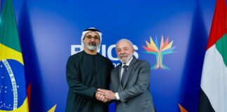 El ríncipe Heredero de Abu Dhabi, Sheikh Khaled bin Mohamed bin Zayed al Nahyan, y el anfritrión Luis Inazio, Lula da Silva, previo a la cumbre de los BRICS. Foto: (@LulaOficial)