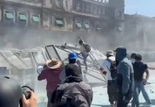 Integrantes de los colectivos de la Generación Z derribaron vallas de seguridad para intentar acceder a Palacio Nacional