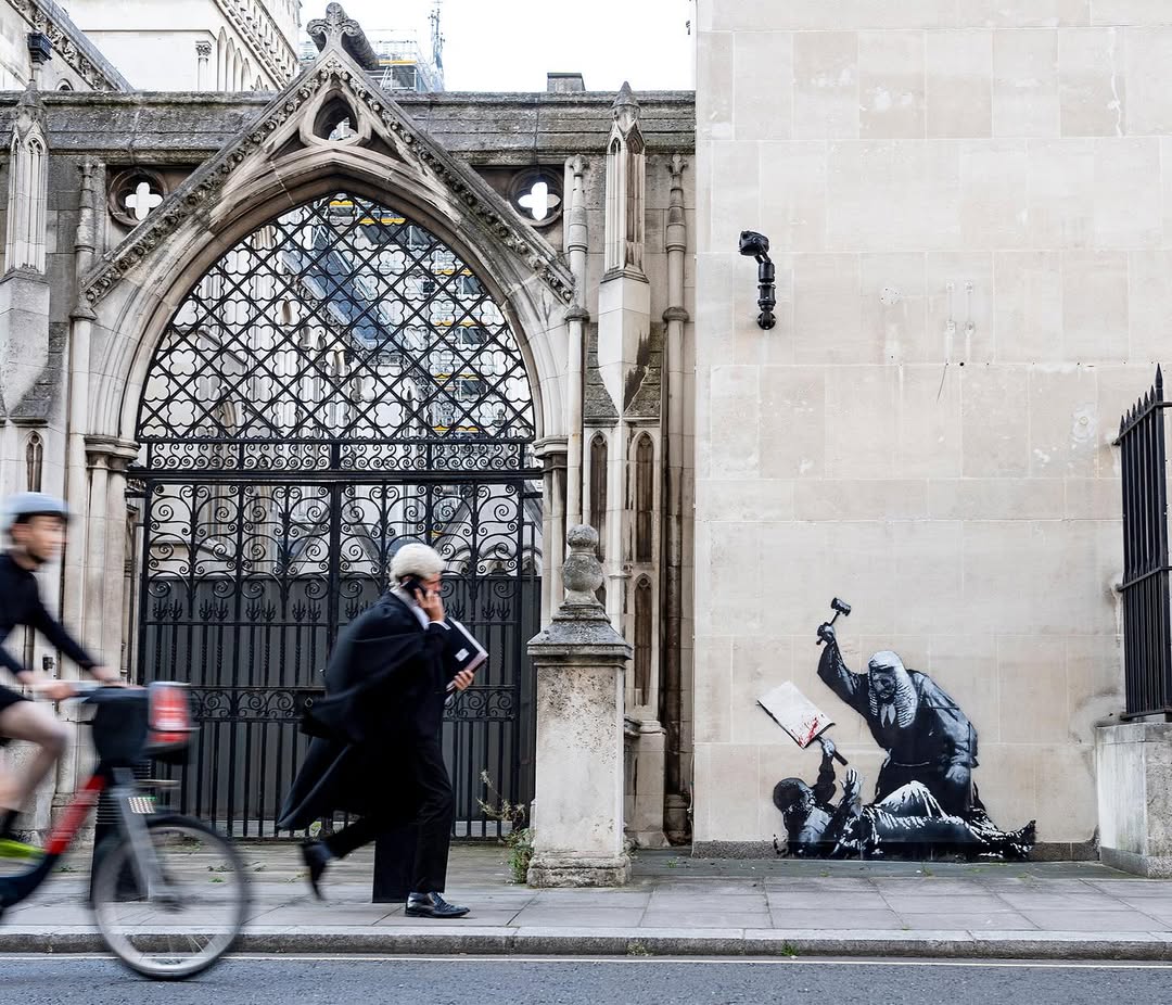 Mural de Banksy en la fachada de los Royal Courts of Justice. Foto: Especial