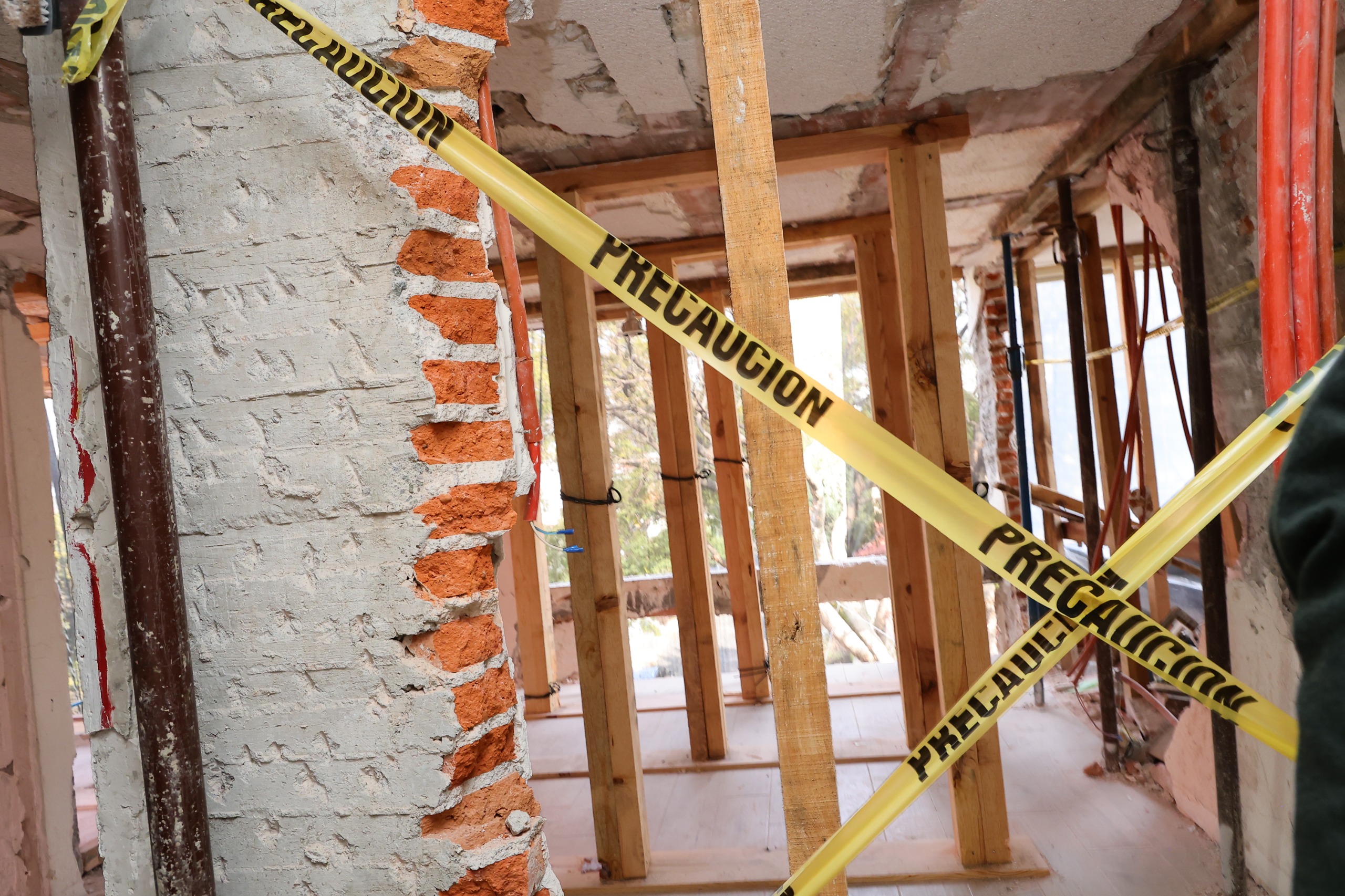 Recorrido en el edificio siniestrado / Foto: Especial