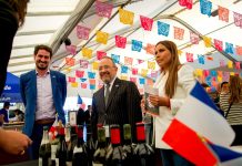 Agatón se mueve en Los Ángeles con cónsules de México y Francia y se proyecta rumbo a 2027 La alcaldesa Claudia Agatón Muñiz y los cónsules Carlos González Gutiérrez y Adrien Frie. Foto Cortesía