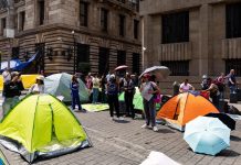 Policía de la CDMX frena marcha de la CNTE rumbo al Zócalo debido al FIFA Fan Fest; maestros instalan plantón en la calle 5 de Mayo