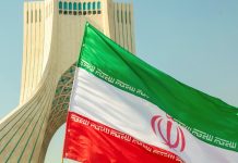 Tucker Carlson afirma que Irán podría convertirse en una potencia global por su control estratégico del Estrecho de Ormuz