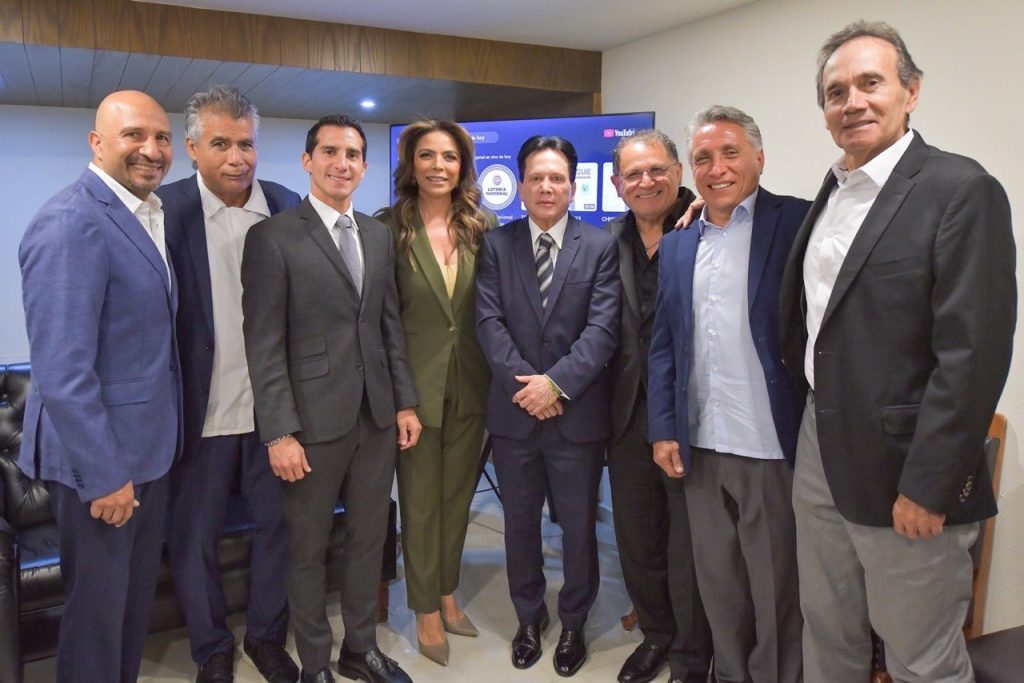 La directora de Lotería Nacional, Olivia Salomón, con leyendas mexicanas del fútbol. Foto Lotería