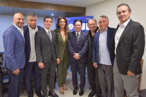 La directora de Lotería Nacional, Olivia Salomón, con leyendas mexicanas del fútbol. Foto Lotería