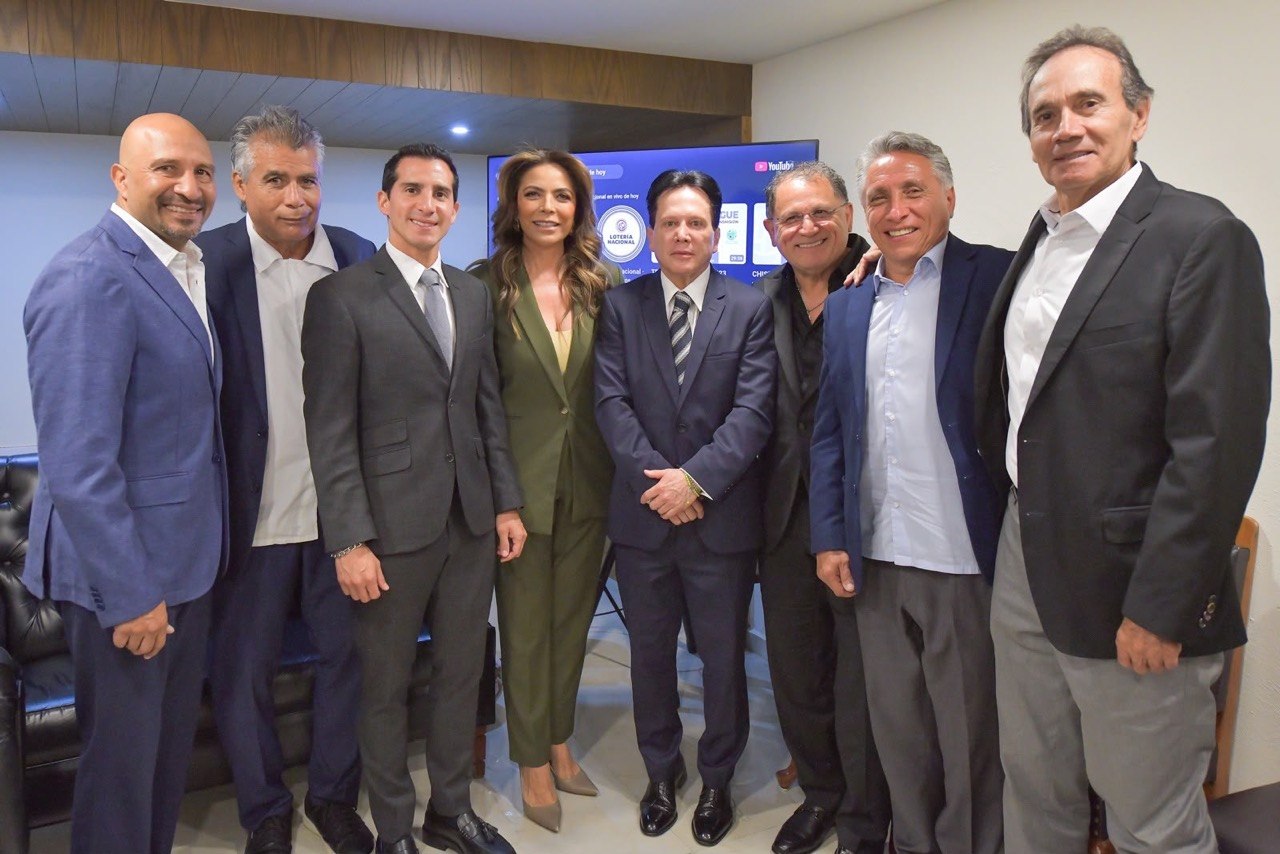 La directora de Lotería Nacional, Olivia Salomón, con leyendas mexicanas del fútbol. Foto Lotería