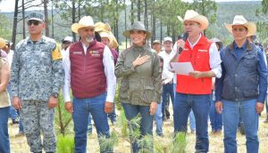 Olivia Salomón, directora de Lotería Nacional, y el gobernador Esteban Villegas Villarreal. Fuente Cortesía