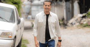 Lalo Cabrera recibe premio empresarial